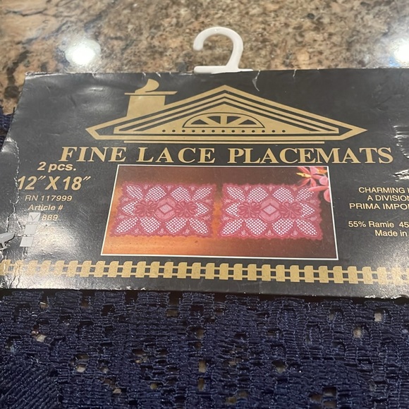 NWT-Lace Runner with matching placemats - Picture 3 of 4